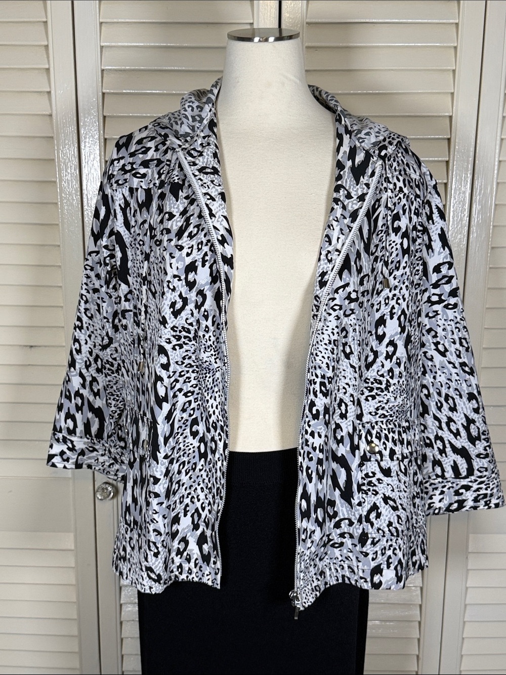 Chico's Zenergy Black White Snow Leopard Zip Up Jacket Size 3 XL